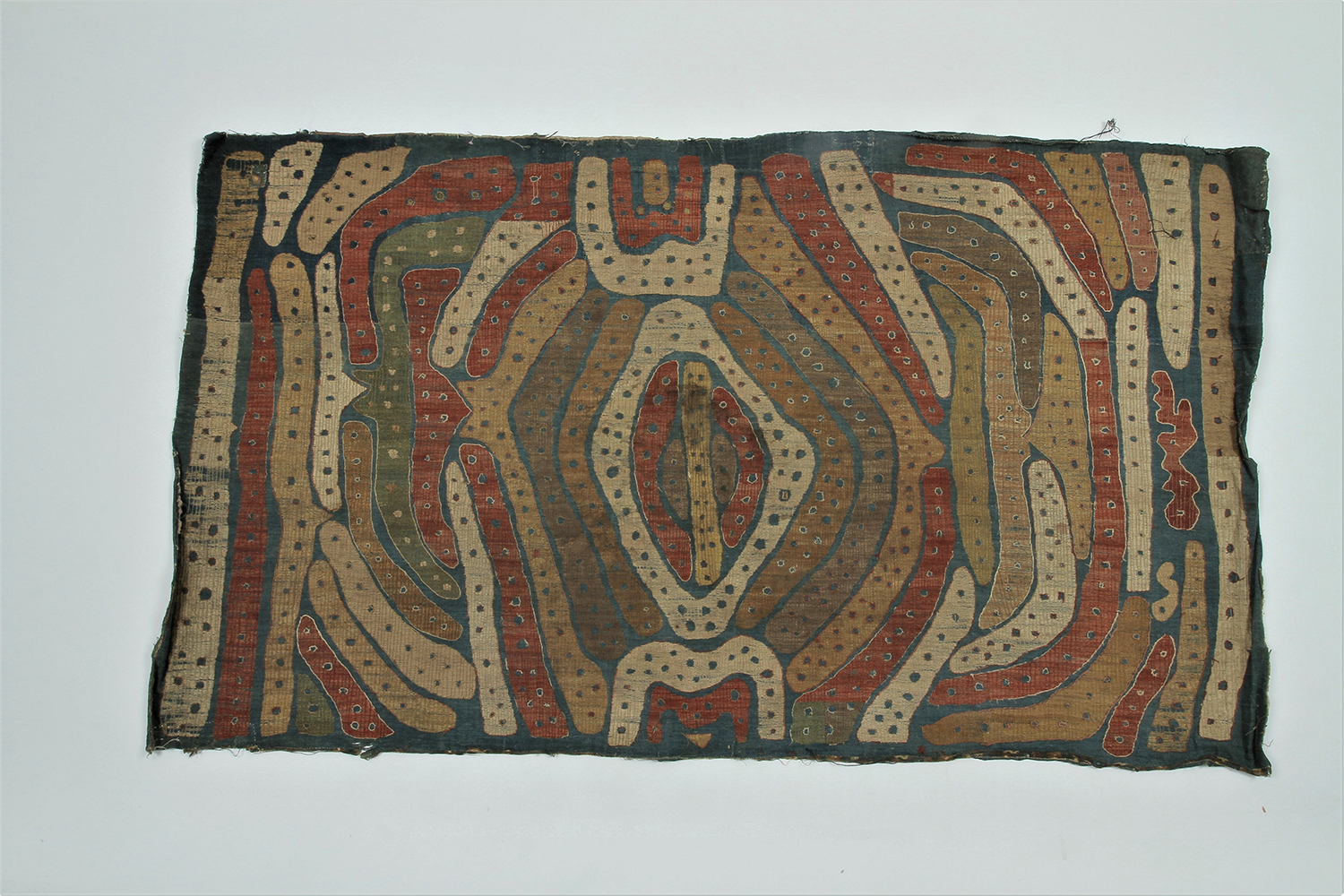 Авангард? Дагестанская традиция! Кайтагская вышивка из собрания РЭМ – афиша