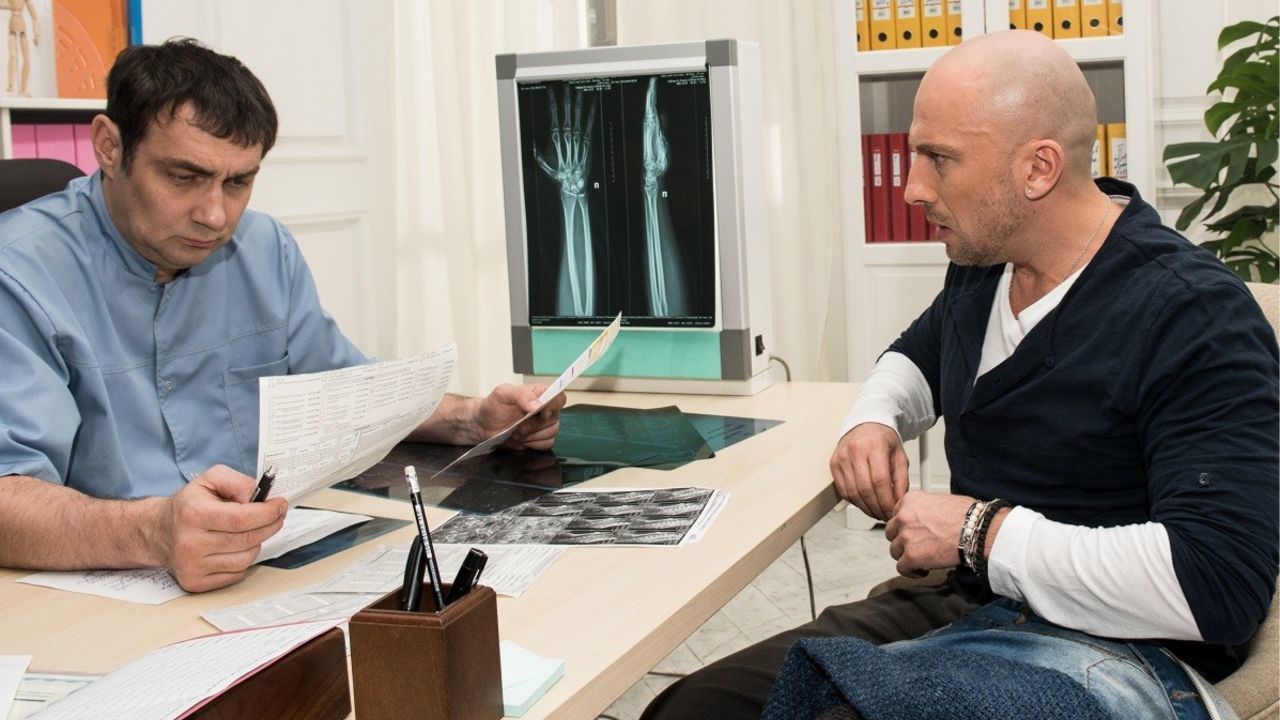 Одной левой – афиша