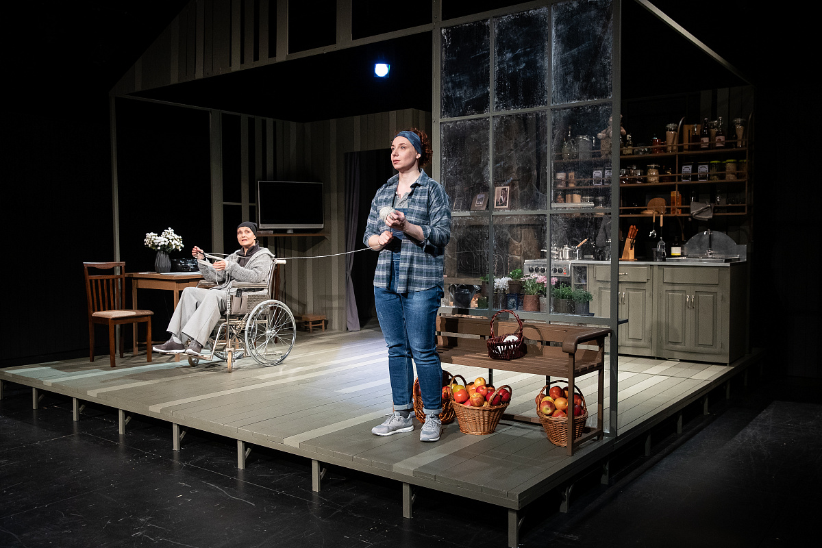 театры дальнего востока. спектакль большая сцена. юлия рутберг в роли раневской. королева красоты пьеса. спектакль королева красоты.