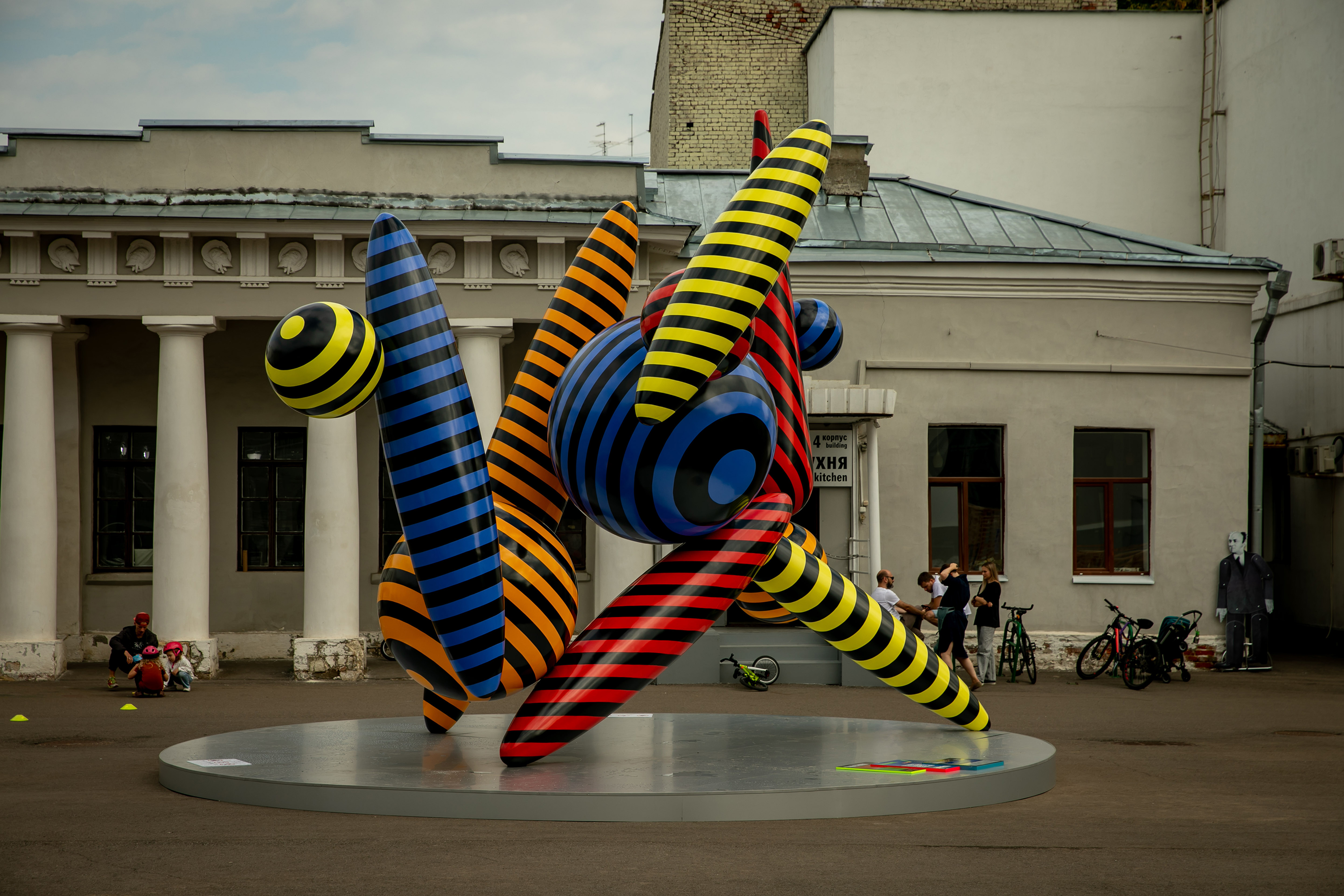 Выставка Здесь и сейчас. Современное искусство на улицах города, Москва –  Афиша-Музеи