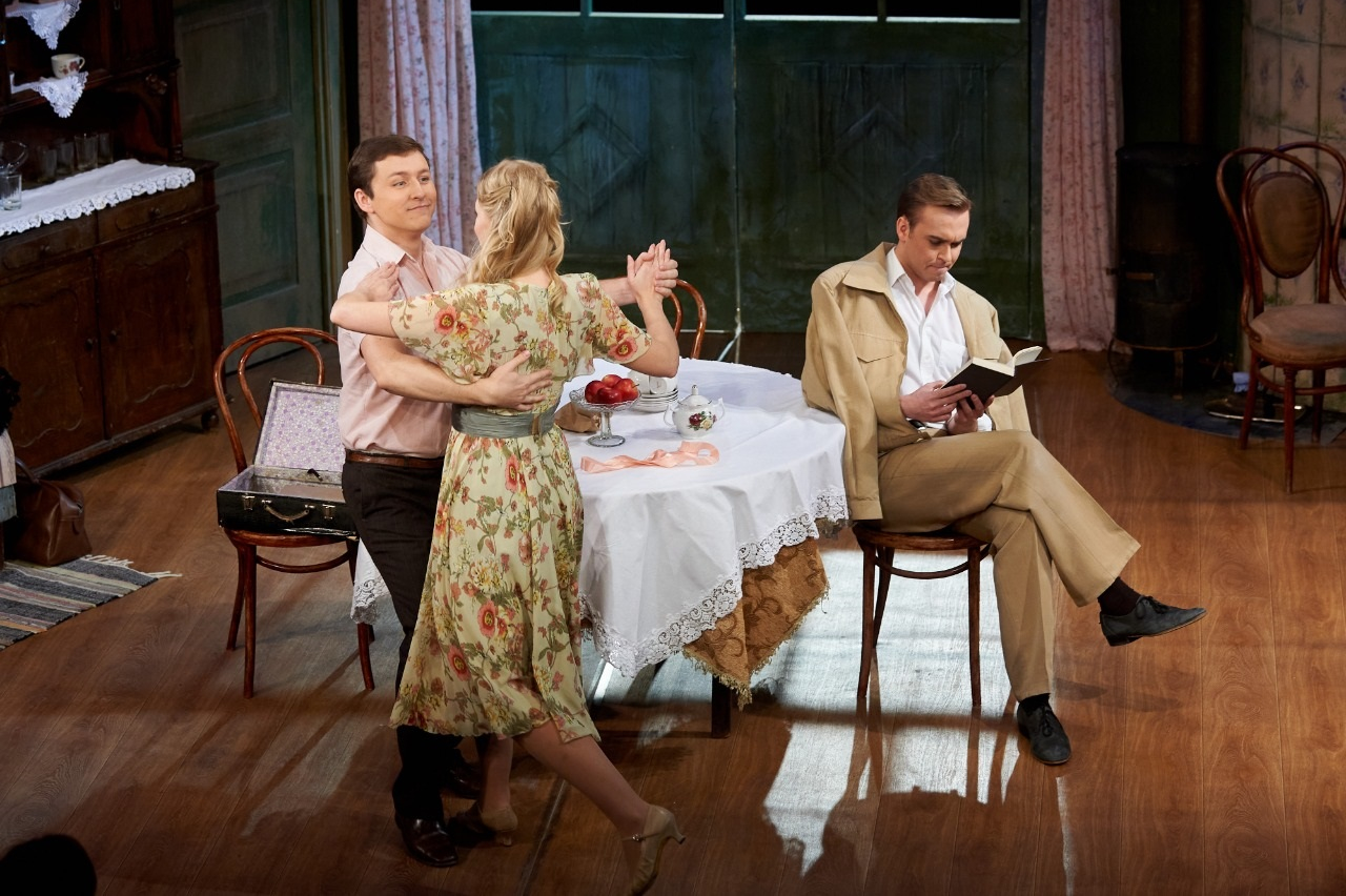 Домик на окраине – афиша