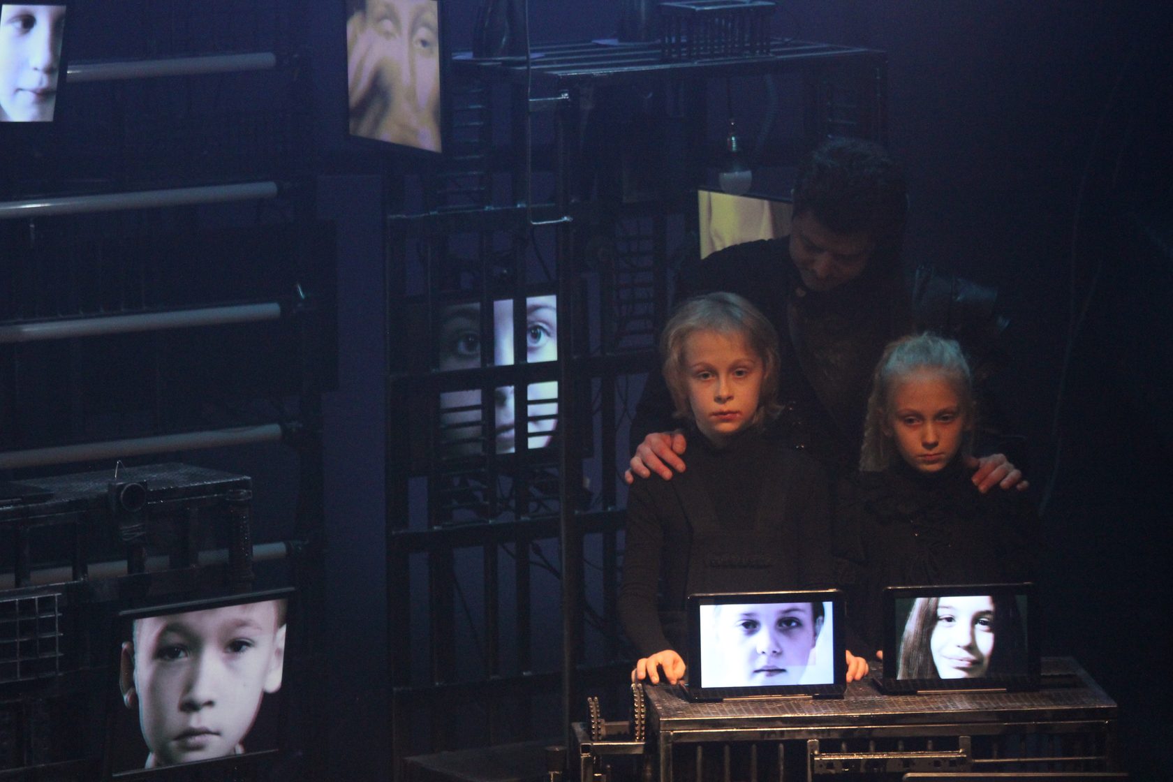 Гадкие лебеди – афиша