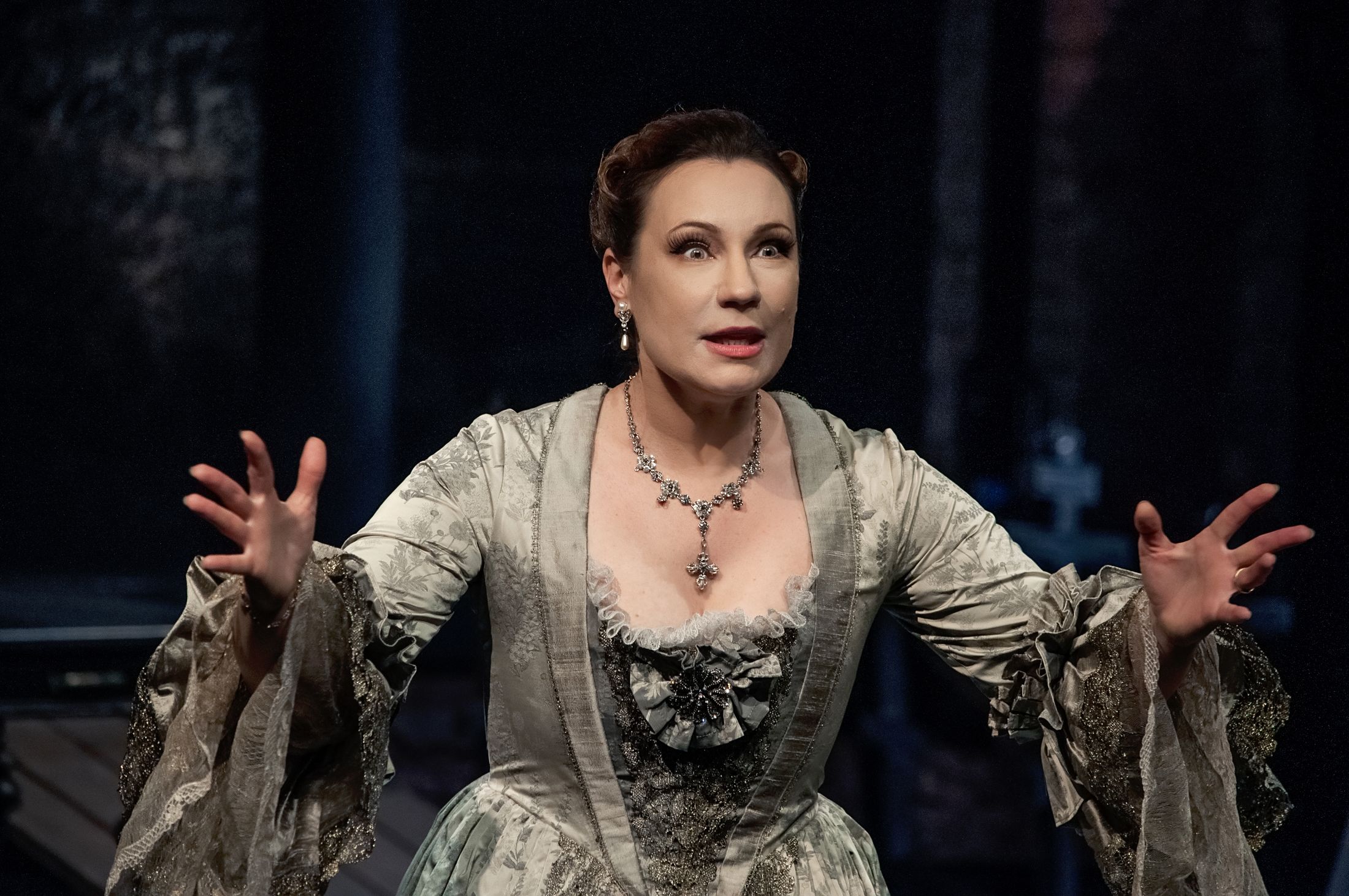 Любовь у трона – афиша