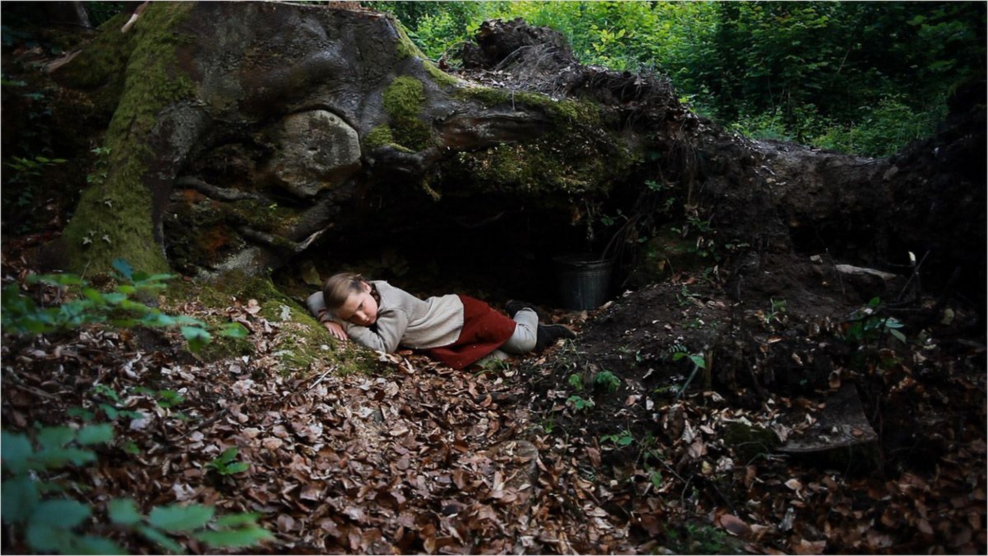 Крадучись – афиша